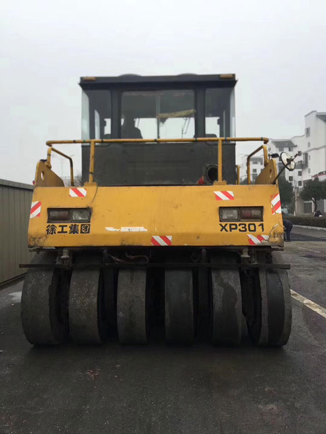 膠輪壓路機(jī) 膠輪壓路機(jī)